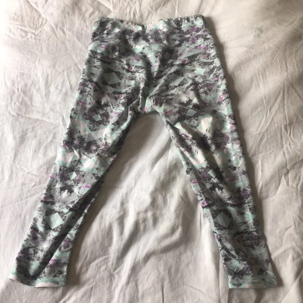Athleta Cosmic Chaturanga Capri XS Turquoise Excellent Condition RARE! SOFT crop - Picture 7 of 7